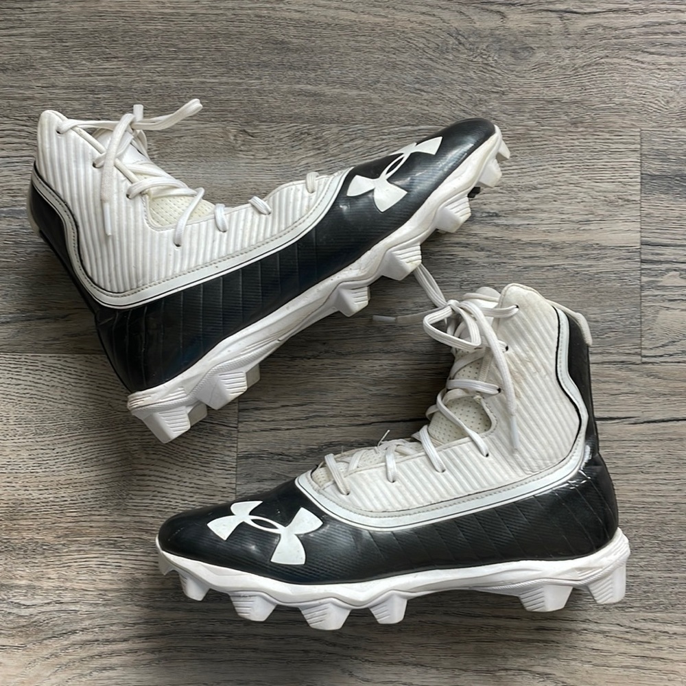 Under Armour Men’s Highlight White and Black Football Cleats, size 9.5
